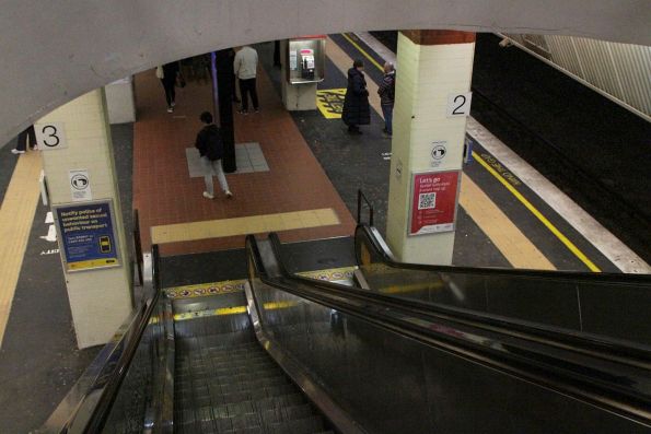 Escalators down to Box Hill platform 2 and 3