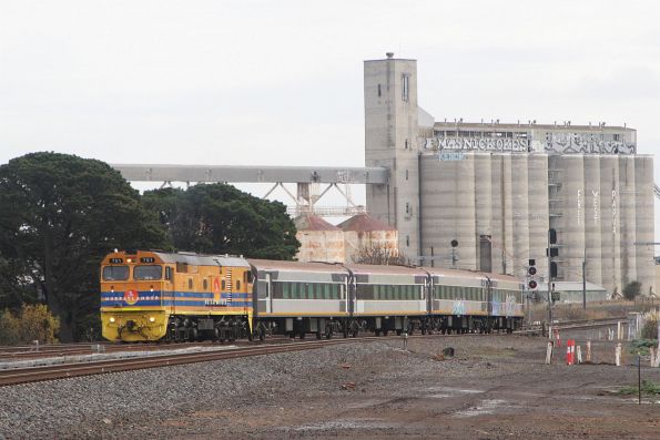 'Murraylander' liveried 701 leads ex-V/Line carriage set SN8 over the Tottenham Triangle bound for Tailem Bend