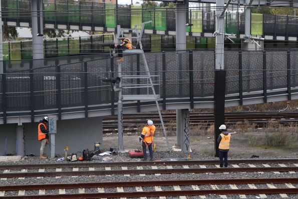 Fitting out the signals at the up end of West Footscray platform 1