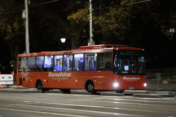 Sunshine Urban bus BS05SQ on a rail replacement service along William Street at Flagstaff Gardens