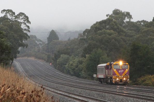 N463 pauses at Kilmore East with retired V/Line carriage BTN264 headed from Southern Cross to Seymour for preservation at SRHC 