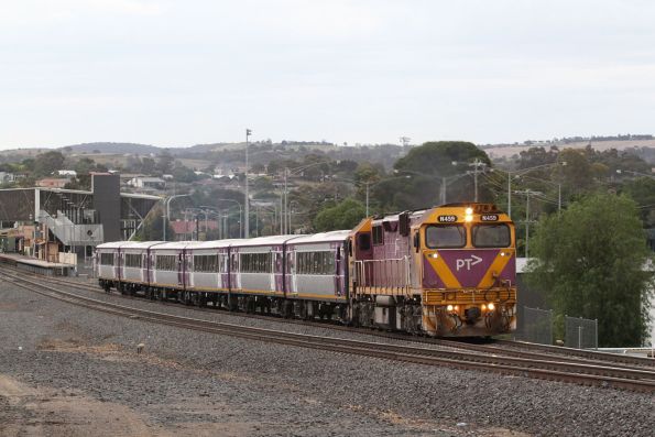 N459 and carriage set SSH25 depart Bacchus Marsh on the supposed last H set run on the line