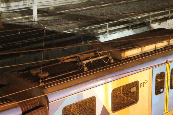 Damaged pantograph atop Siemens 749M