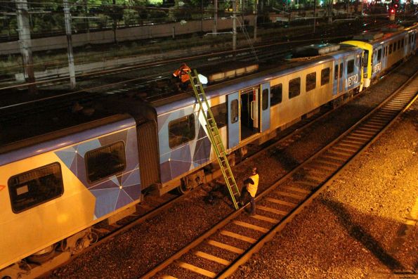 Maintenance fitters cut off the damaged pantograph from Siemens 749M