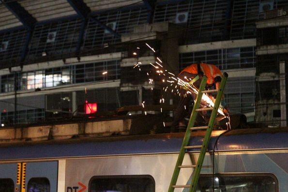 Maintenance fitters cut off the damaged pantograph from Siemens 750M