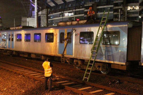 Maintenance fitters remove the damaged pantograph from Siemens 750M