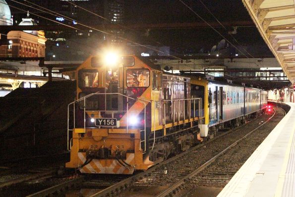 Y156 on arrival at Flinders Street with disabled Siemens set 749M-2525T-750M