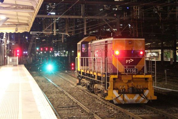 Y156 shunts out from Flinders Street track 9A, leaving the disabled Siemens train behind