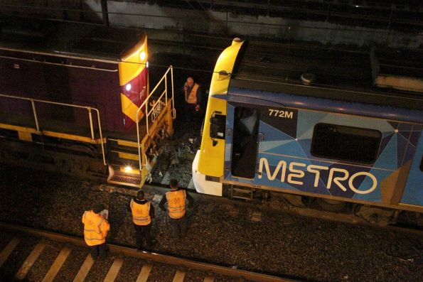 Y156 coupling up to disabled Siemens set 772M-2536T-771M at Richmond Junction 