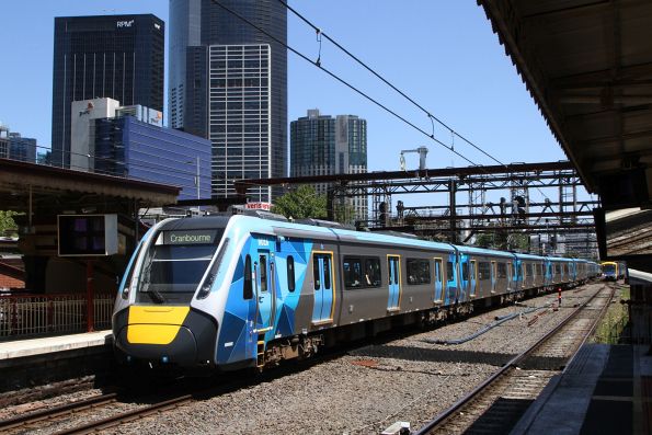 HCMT set 16 arrives into Flinders Street