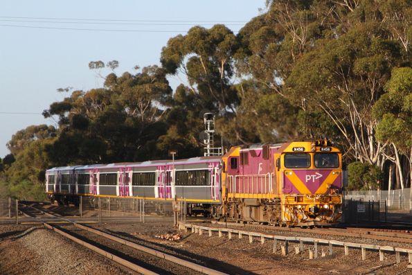 N456 leads carriage set SLH33 into Lara on the up