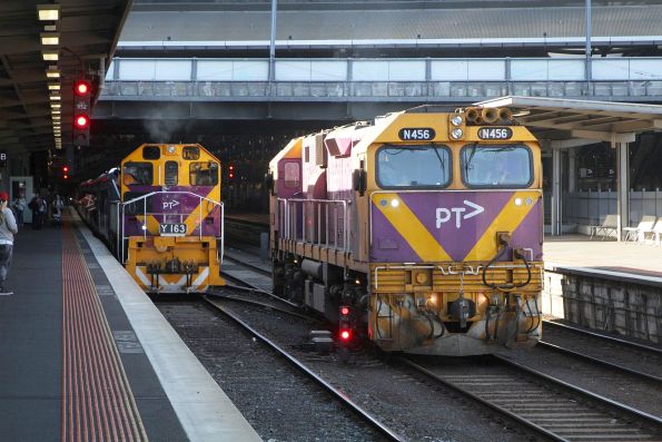 N456 runs around at Southern Cross platform 4, as Y163 shunts carriage set SLH33 back into the platform