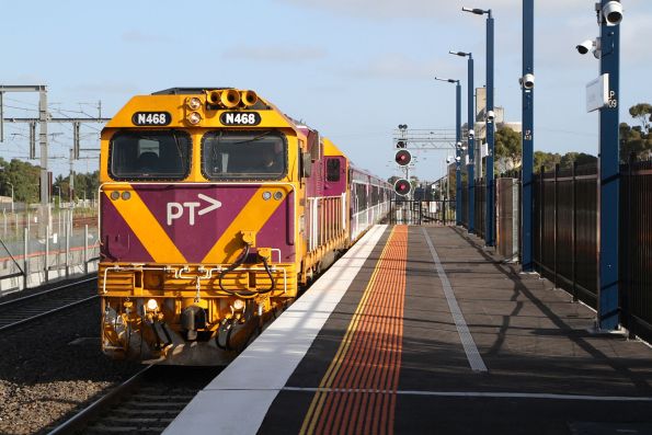 N468 leads carriage set SLH33 into Sunshine on it's last run to Geelong