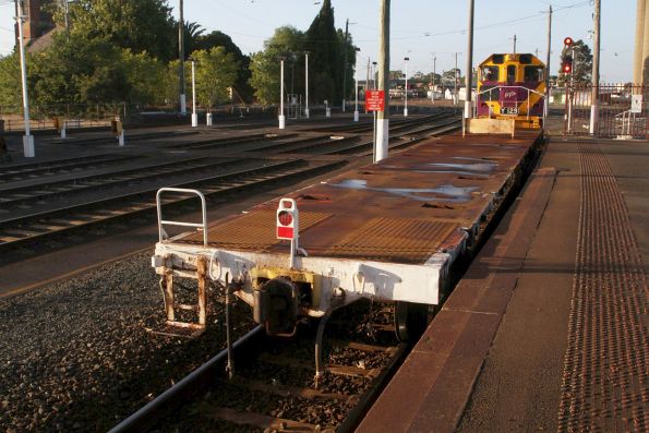 Y129 shunts into Geelong platform 3 to collect carriage set SLH33