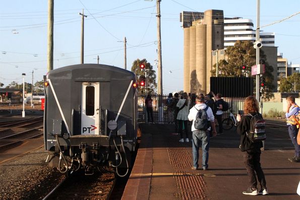 Y129 shunts carriage set SLH33 out of Geelong platform 3