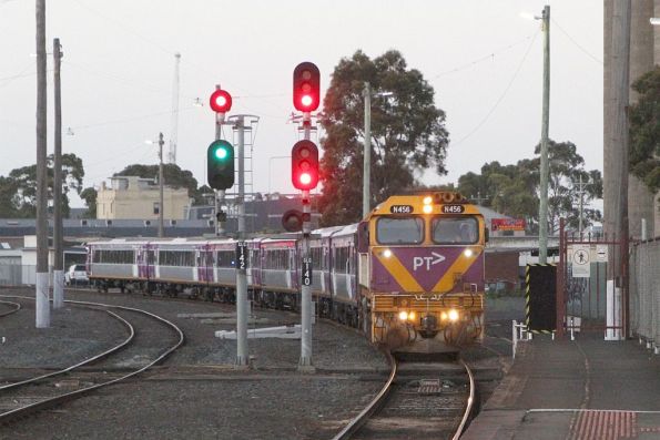 N456 leads carriage set SLH32 into Geelong on a down Waurn Ponds service